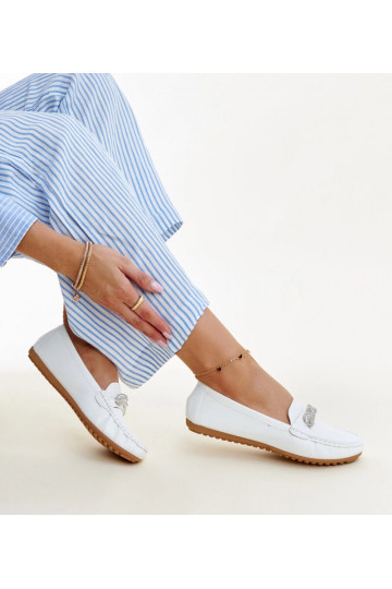 Mocassins blancs ornés de... 2