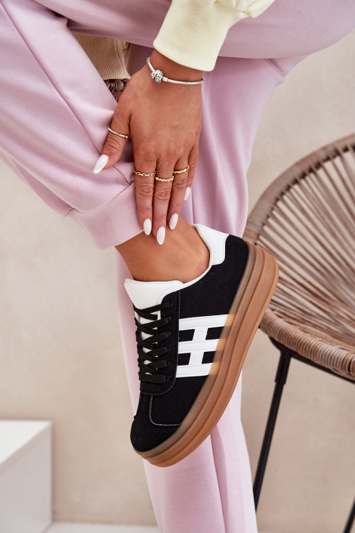 Chaussures modèle baskets Féminin avec une plateforme couleur noire Syliyana