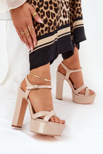 Sandales pour femmes Dans un poste élevé et plateforme avec effet vernis beige Jovenes 2