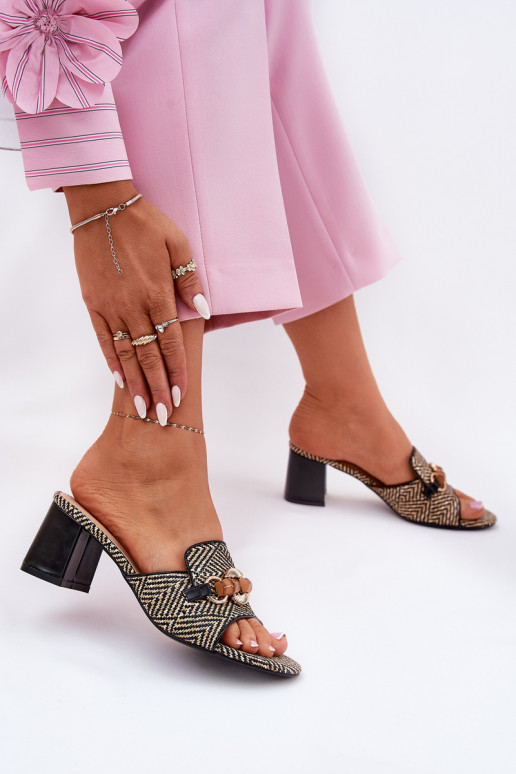 Pantoufles pour femmes avec des talons avec des ornements couleur noire Ovittole