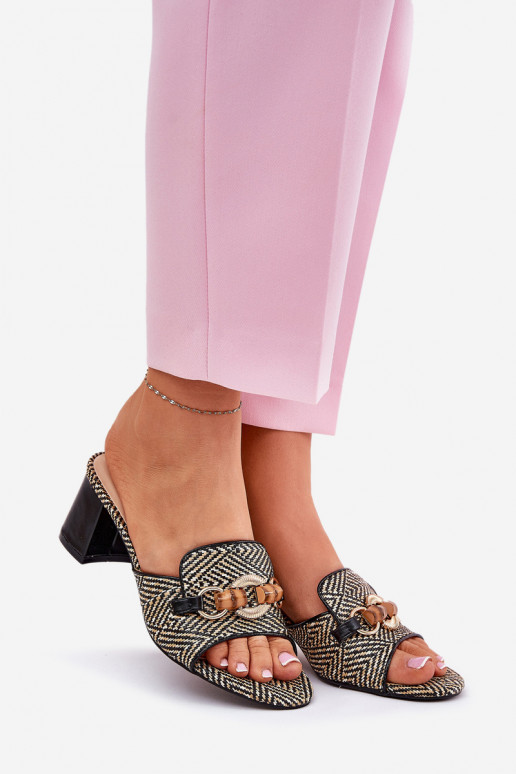 Pantoufles pour femmes avec des talons avec des ornements couleur noire Ovittole