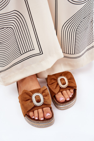 Pantoufles pour femmes avec plateforme, nœuds et broche décorative couleur brune Lenela