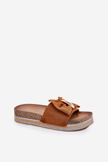 Pantoufles pour femmes avec plateforme, nœuds et broche décorative couleur brune Lenela 2