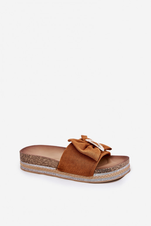 Pantoufles pour femmes avec une plateforme avec des rubans I Ozdobną Broszką marron Lenela Pantoufles pour femmes avec une plateforme avec des rubans I Ozdobną Broszką marron Lenela