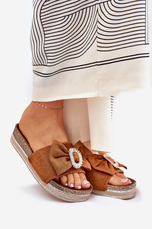 Pantoufles pour femmes avec une plateforme avec des rubans I Ozdobną Broszką marron Lenela Pantoufles pour femmes avec une plateforme avec des rubans I Ozdobną Broszką marron Lenela