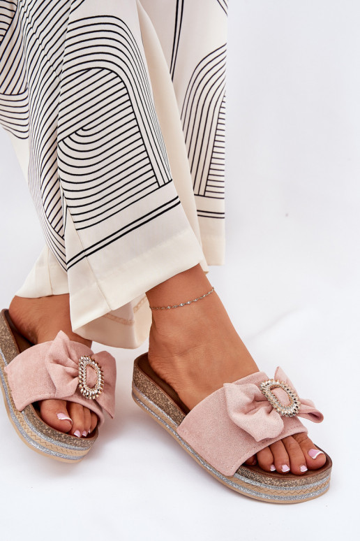 Pantoufles pour femmes avec une plateforme avec des rubans I Ozdobną Broszką couleur rose Lenela Pantoufles pour femmes avec une plateforme avec des rubans I Ozdobną Broszką couleur rose Lenela