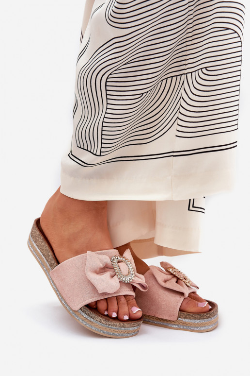 Pantoufles pour femmes avec une plateforme avec des rubans I Ozdobną Broszką couleur rose Lenela Pantoufles pour femmes avec une plateforme avec des rubans I Ozdobną Broszką couleur rose Lenela