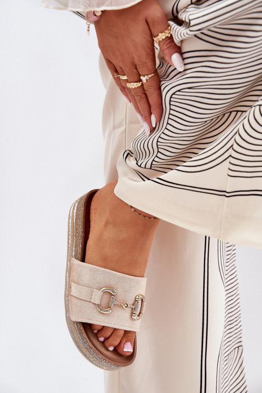 Pantoufles pour femmes avec une plateforme avec des détails dorés Et des paillettes beige Morisela Pantoufles pour femmes avec une plateforme avec des détails dorés Et des paillettes beige Morisela
