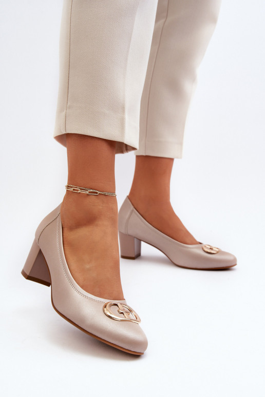 Chaussures à petits talons ornées...