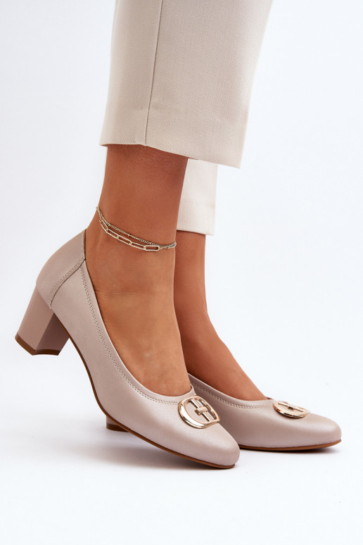 Chaussures à petits talons ornées...