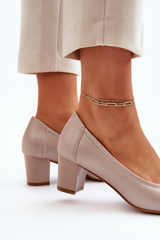 Chaussures à petits talons ornées...