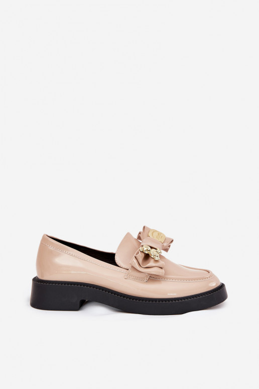 Mocassins laqués avec des rubans I Ozdobną Broszką beige Leandriel