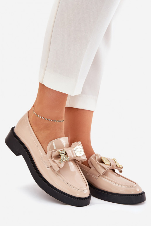 Mocassins laqués avec des rubans I Ozdobną Broszką beige Leandriel