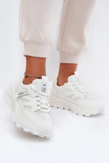 baskets Chaussures modèle baskets Féminin Sur une semelle épaisse couleur blanche Prononice