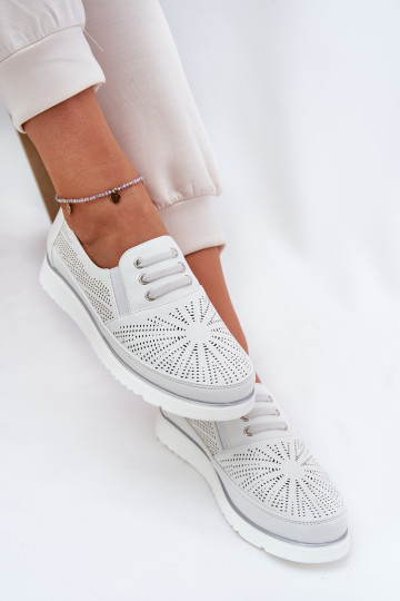 chaussures Féminin Un modèle convaincant avec des éléments ajourés couleur blanche Azethia