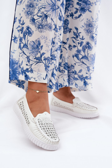 Peau mocassins pour femmes avec des éléments ajourés Vinceza 88028 couleur blanche 2