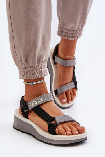 Sandales pour femmes avec une plateforme I Koturnie Big Star NN274A054 couleur grise