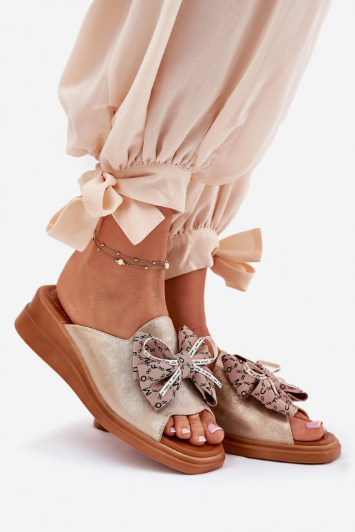 Pantoufles pour femmes Sur un coin avec des rubans couleur dorée Moonzella Pantoufles pour femmes Sur un coin avec des rubans couleur dorée Moonzella