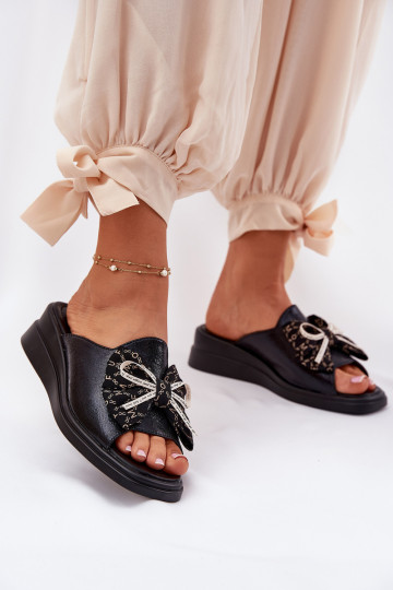 Pantoufles pour femmes Sur un coin avec des rubans couleur noire Moonzella