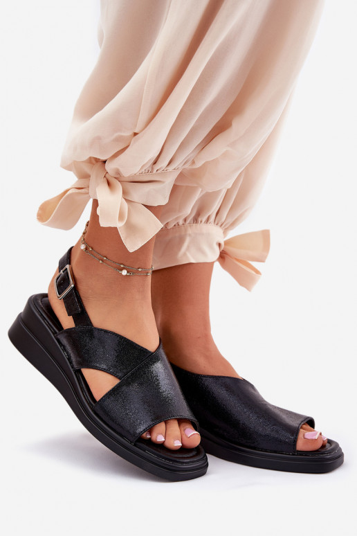 Sandales laquées pour femme Sur un coin en cuir écologique couleur noire Quilara