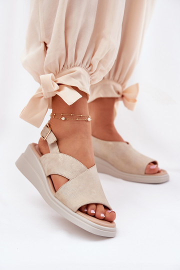 Sandales pour femmes Sur un coin en cuir écologique couleur dorée Quilara