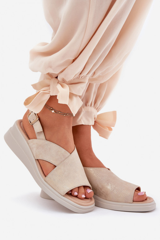 Sandales pour femmes Sur un coin en cuir écologique couleur dorée Quilara