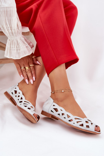 Sandales à talons avec ornements couleur argentée