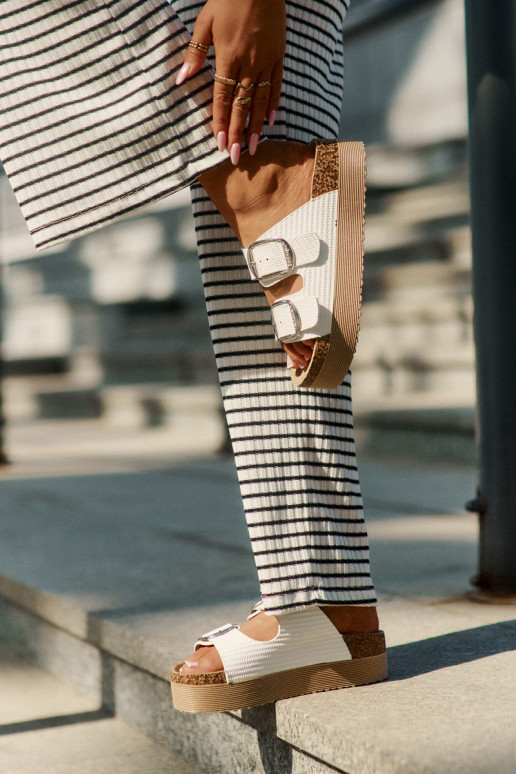 Pantoufles pour femmes Platformie avec boucles Lee Cooper LCDANS-25-35-3496L couleur blanche