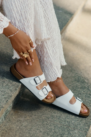 Pantoufles pour femmes avec une plateforme avec boucles couleur blanche Redore