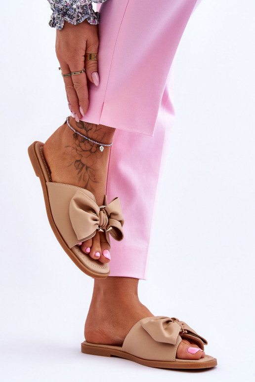 Féminin Pantoufles en cuir avec des rubans beige Becky Féminin Pantoufles en cuir avec des rubans beige Becky