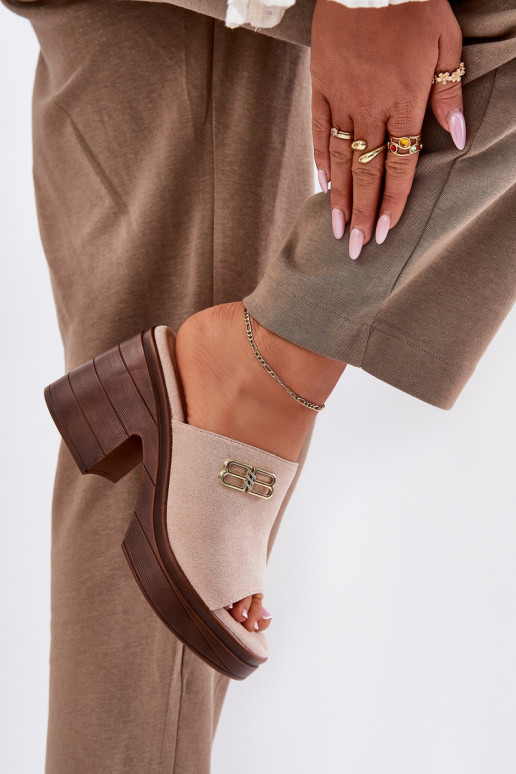 Pantoufles pour femmes Sur des talons massifs Ze couleur doréem Detalem Vinceza 17400 beige