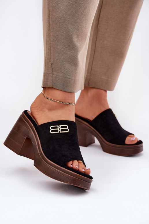 Pantoufles pour femmes Sur des talons massifs Ze couleur doréem Detalem Vinceza 17400 couleur noire