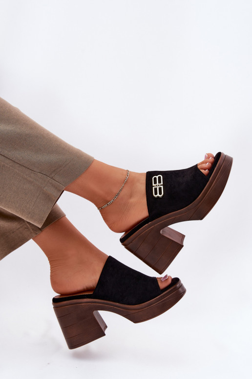 Pantoufles pour femmes Sur des talons massifs Ze couleur doréem Detalem Vinceza 17400 couleur noire