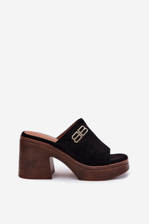 Pantoufles pour femmes Sur des talons massifs Ze couleur doréem Detalem Vinceza 17400 couleur noire