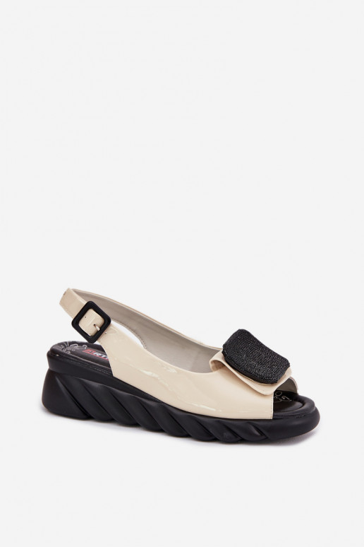 Peau Sandales laquées pour femme Sur un coin avec décoration Artiker 56C1567 beige