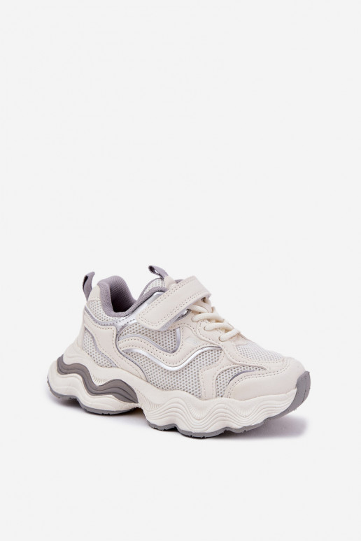 Chaussures modèle baskets Puéril Sur une semelle épaisse couleur blanche Lianees