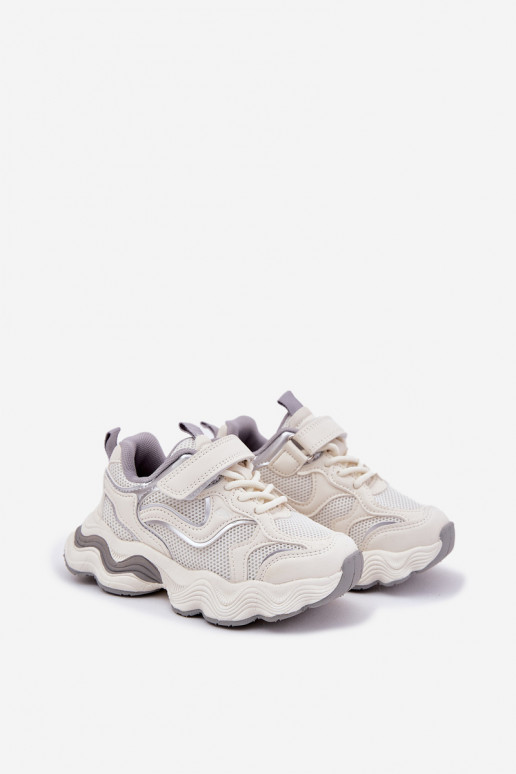 Chaussures modèle baskets Puéril Sur une semelle épaisse couleur blanche Lianees