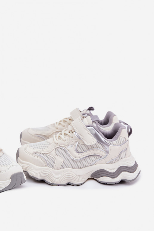 Chaussures modèle baskets Puéril Sur une semelle épaisse couleur blanche Lianees