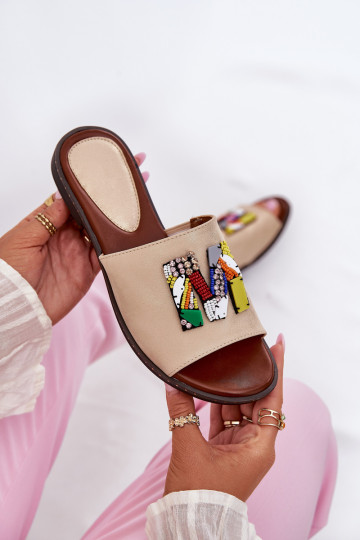 Pantoufles pour femmes avec des talons larges avec des ornements couleur dorée Clelione