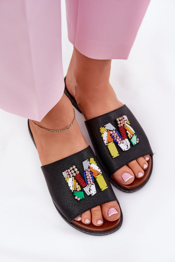 Pantoufles pour femmes avec des talons larges avec des ornements couleur noire Clelione