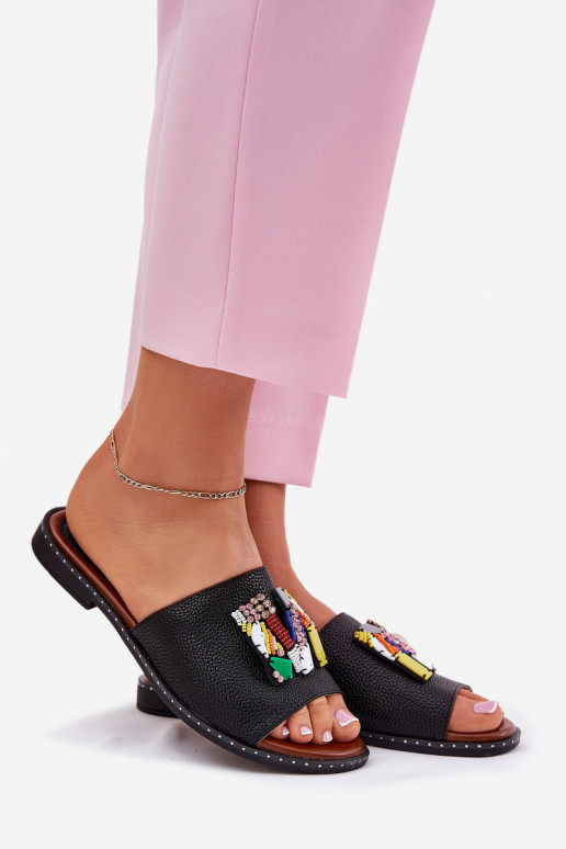 Pantoufles pour femmes avec des talons larges avec des ornements couleur noire Clelione