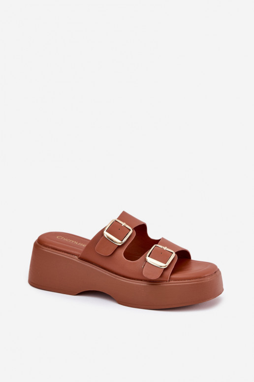 Pantoufles pour femmes Sur un coin et plateforme avec boucles marron Nitarelia