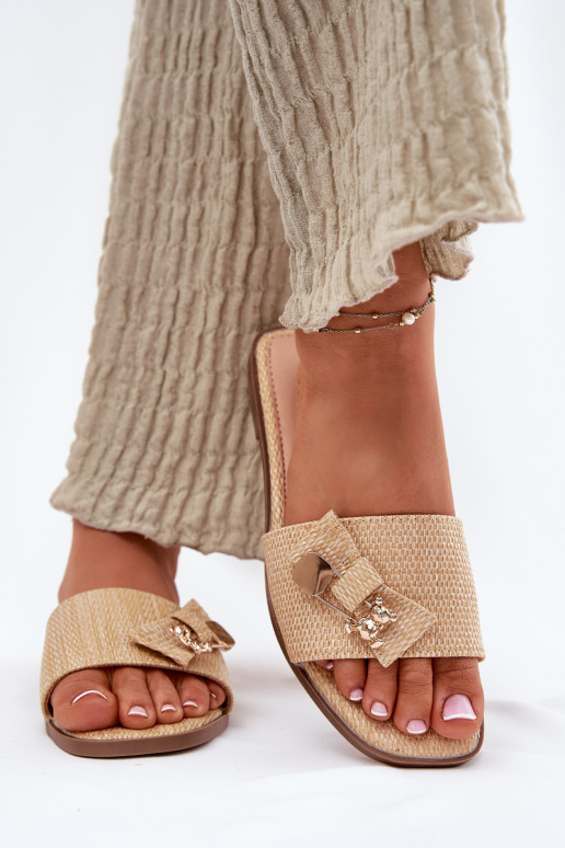 Pantoufles pour femmes avec des talons larges avec des rubans beige Sallariela