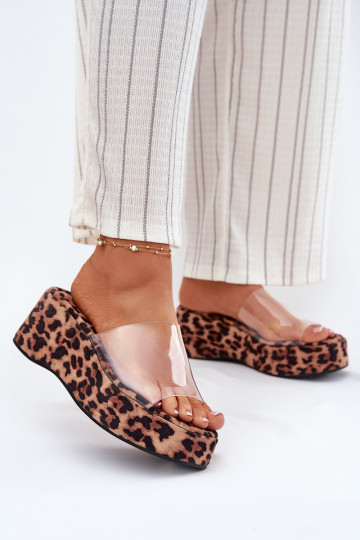 Pantoufles pour femmes Z Transparentnym Bandesem Sur un coin avec des motifs en fourrure de léopard Meltiana