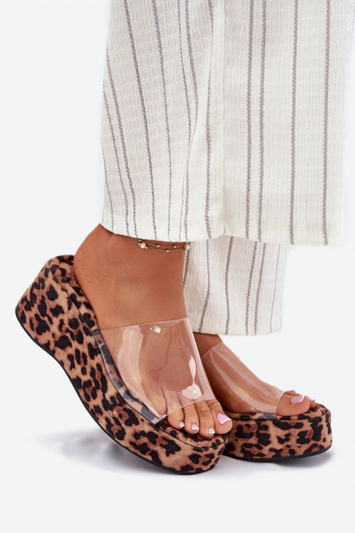 Pantoufles pour femmes Z Transparentnym Bandesem Sur un coin avec des motifs en fourrure de léopard Meltiana