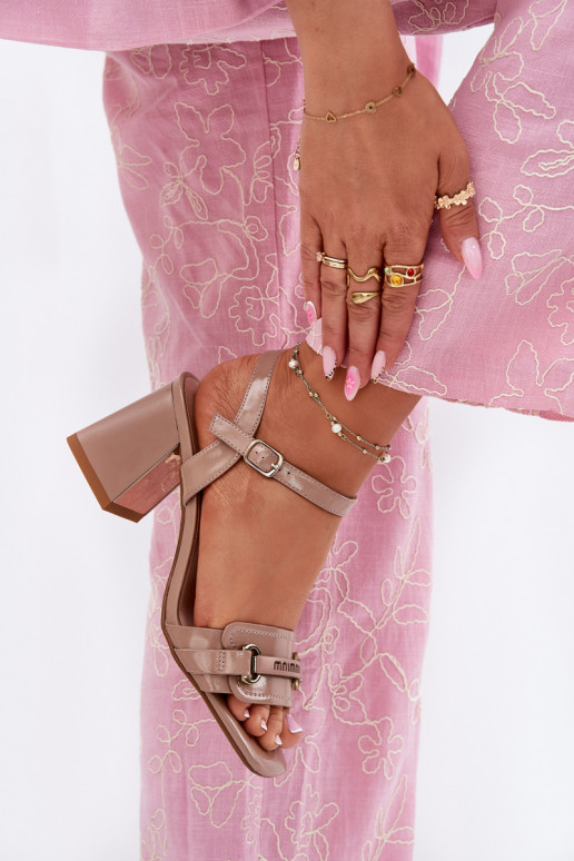 Peau Sandales laquées pour femme avec des talons beige Mevonelle