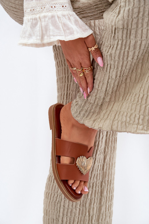 Pantoufles pour femmes avec des talons larges avec des détails dorés marron Karinma