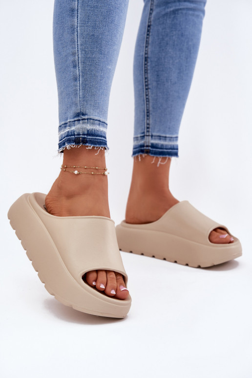 Pantoufles légères Pantoufles pour femmes avec une plateforme beige Xalvania Pantoufles légères Pantoufles pour femmes avec une plateforme beige Xalvania