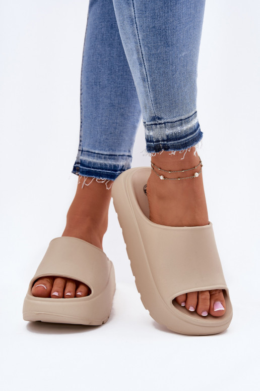 Pantoufles légères Pantoufles pour femmes avec une plateforme beige Xalvania Pantoufles légères Pantoufles pour femmes avec une plateforme beige Xalvania
