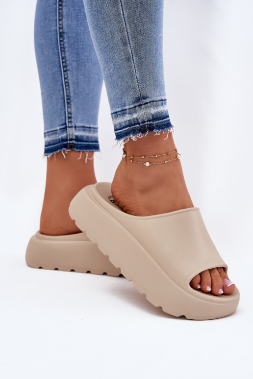 Pantoufles légères Pantoufles pour femmes avec une plateforme beige Xalvania Pantoufles légères Pantoufles pour femmes avec une plateforme beige Xalvania